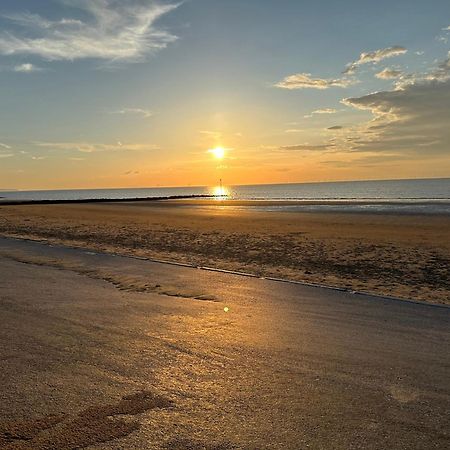 Beach Retreat With Hot Tub Sleeps 8 Prestatyn Exteriör bild