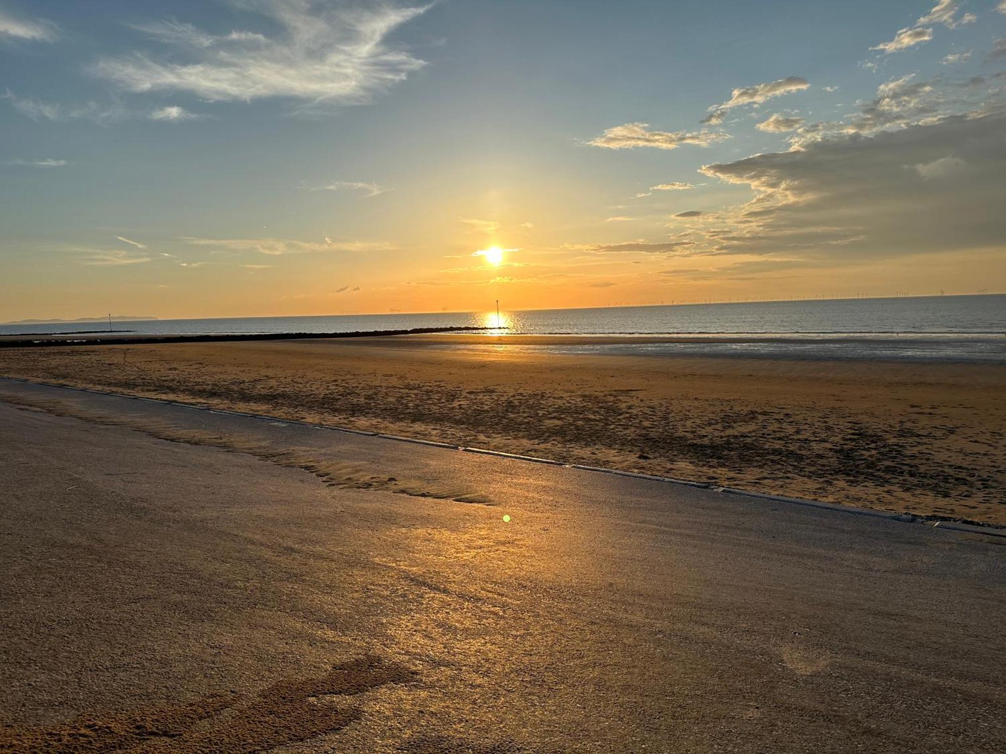 Beach Retreat With Hot Tub Sleeps 8 Prestatyn Exteriör bild